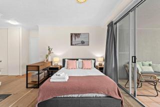 Cozy studio with balcony & resort-style amenities - 4