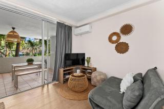 Cozy studio with balcony & resort-style amenities - 1