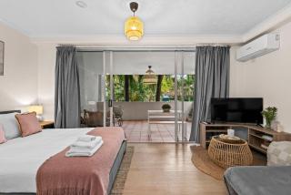 Cozy studio with balcony & resort-style amenities - 0
