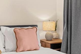 Cozy studio with balcony & resort-style amenities - 3