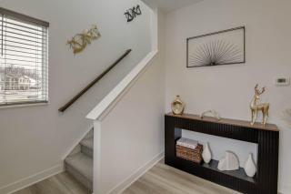 4BR/2.5BA Greenwood, Indy, Community Pool, Sleeps 8 - 1