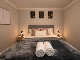 Cozy 2-Bed Home Near University Hospital Coventry - 9