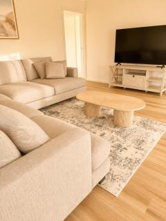 Little Luxe Castletown - King bed - Gated yard - 5