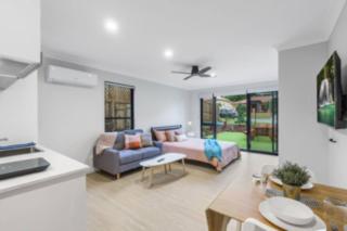 Modern Studio with Garden Views in Shared Home - Apartment - 6