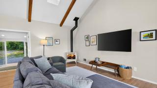 Edgefield Farmhouse by AvantStay - 3