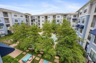 Getaway Oasis with Pool, Gym & Free Parking - 8