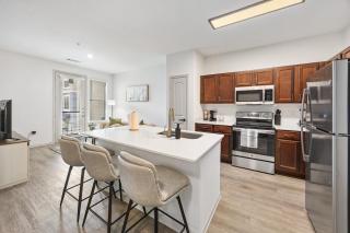 Getaway Oasis with Pool, Gym & Free Parking - 7