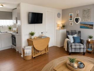 Cosy Coastal Chalet in Westward Ho! - Quiet Holiday Park Retreat - 4