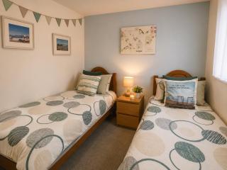 Cosy Coastal Chalet in Westward Ho! - Quiet Holiday Park Retreat - 2