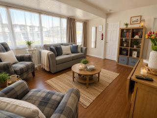 Cosy Coastal Chalet in Westward Ho! - Quiet Holiday Park Retreat - 5