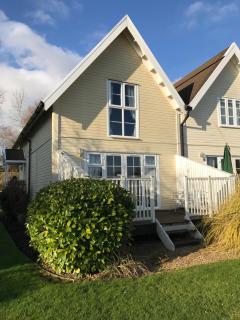 Luxury 3 Bed Home by the Lake - 5