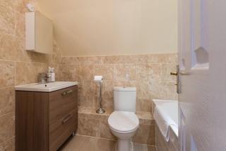 Luxury 3 Bed Home by the Lake - 4