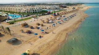 للاستفسارات عبر الواتس في الصور, قرية لاسرينا بالم بيتش بالعين السخنة لمحبي الهدوء والرقي, للأسر فقط, شاليه دور أول وسط غرفتين وصالة بفيو البول والبحر من كافة الغرف, شاطئ رملي مجاني, اكوا بارك مجاني, الموقع لا يتيح الرد على استفسارات الحجز, واتس فقط - 7