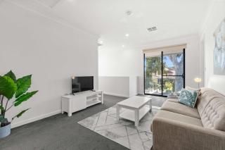 Campbelltown modern home Family Stay - 6