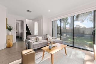 Campbelltown modern home Family Stay - 1