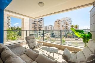 Spacious 4BR Apt l Sunny Balcony & Mamad - 9