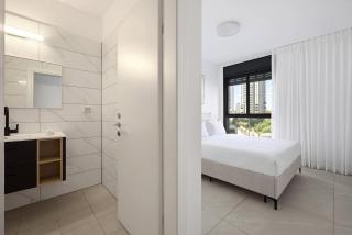 Spacious 4BR Apt l Sunny Balcony & Mamad - 8