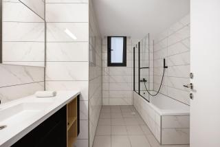 Spacious 4BR Apt l Sunny Balcony & Mamad - 6