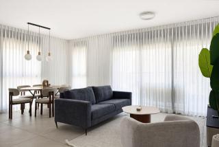 Spacious 4BR Apt l Sunny Balcony & Mamad - 3