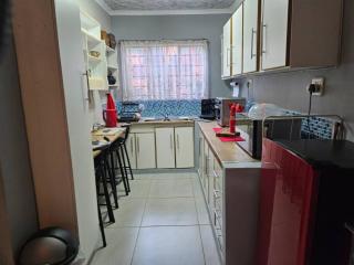 Luxury Meets Convenience Near City Travel Links - 5