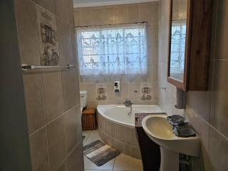 Luxury Meets Convenience Near City Travel Links - 3