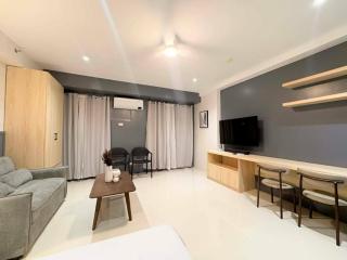 Stylish Condo with Balcony behind SM City Iloilo - 8