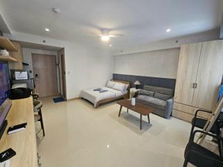 Stylish Condo with Balcony behind SM City Iloilo - 5