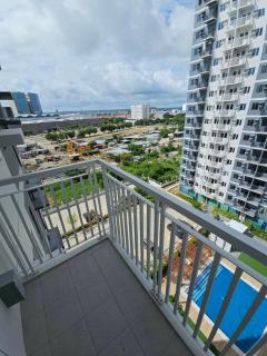 Stylish Condo with Balcony behind SM City Iloilo - 4