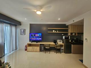 Stylish Condo with Balcony behind SM City Iloilo - 1