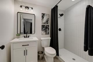 Stylish 3BR Hot Tub Arcade 5min to Strip Sleeps 7 - 3