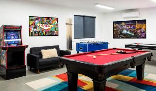 Stylish 3BR Hot Tub Arcade 5min to Strip Sleeps 7 - 7