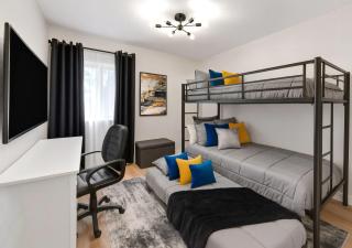 Stylish 3BR Hot Tub Arcade 5min to Strip Sleeps 7 - 2