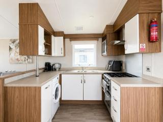 Lovely caravan by the beach in Pakefield, Suffolk ref 68011CR - 3