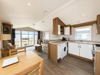 Lovely caravan by the beach in Pakefield, Suffolk ref 68011CR - 4