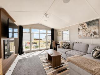 Lovely caravan by the beach in Pakefield, Suffolk ref 68011CR - 2
