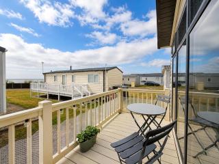 Lovely caravan by the beach in Pakefield, Suffolk ref 68011CR - 6