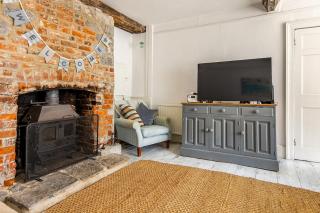 Fermaine, 50m from sea, garden, dogs, town centre - 7
