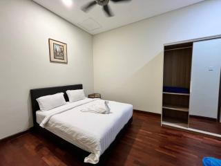 Spacious 6BR Family Home Near Shops and Wi-Fi - 6