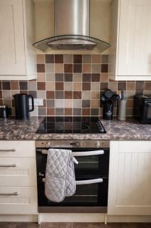 Best Affordable Rates Craftsman Lodges with Parking Perfect for Groups and Extended Stays - 1