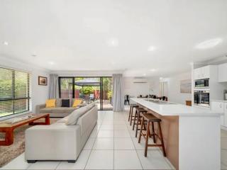 Family and Pet Friendly Home in Sandstone Point - 1