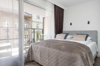 Cozy Studio with Balcony and Air Conditioning in Downtown by Noclegi Renters - 0