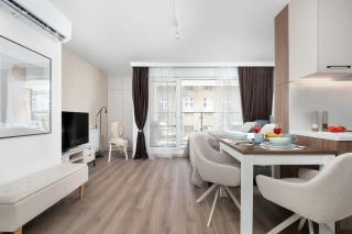 Cozy Studio with Balcony and Air Conditioning in Downtown by Noclegi Renters - 9