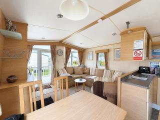Beautiful Caravan On A Fantastic Holiday Park In Lowestoft Ref 12099B - 4