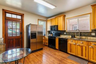 Historic 2BR with Deck Games & Garage - 5