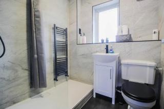Hockley 4-Bed Sleeps 13 w Garden & Free Parking - 4