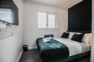 Hockley 4-Bed Sleeps 13 w Garden & Free Parking - 1