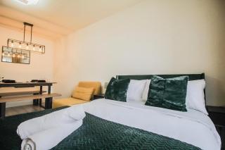 Hockley 4-Bed Sleeps 13 w Garden & Free Parking - 8