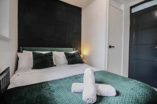 Hockley 4-Bed Sleeps 13 w Garden & Free Parking - 2