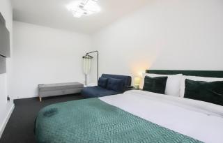 Hockley 4-Bed Sleeps 13 w Garden & Free Parking - 3