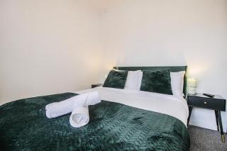 Hockley 4-Bed Sleeps 13 w Garden & Free Parking - 5